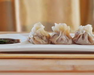 Вонтоны с луком и свининой