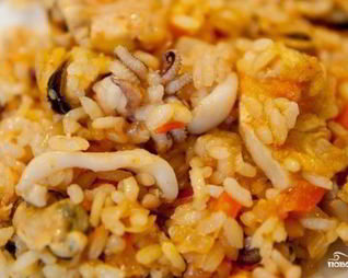 Паэлья с курицей и морепродуктами