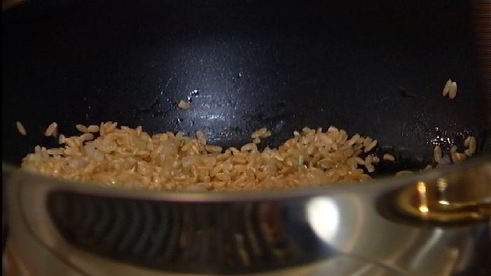 плов из бурого риса с креветками