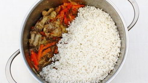 плов с курицей в кастрюле