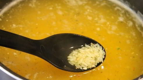 плов с рыбой в горшочке