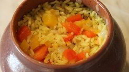 плов с рыбой в горшочке