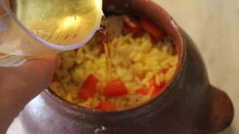 плов с рыбой в горшочке