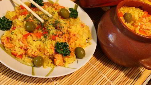 плов с рыбой в горшочке