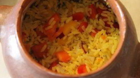 плов с рыбой в горшочке