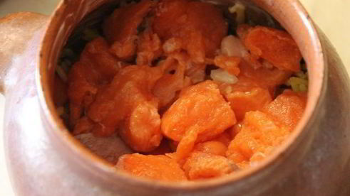 плов с рыбой в горшочке