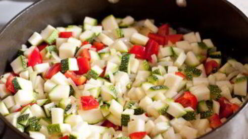 курица в овощном рагу