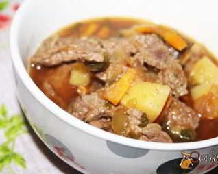 Летнее рагу с говядиной и печеными овощами с ароматом дымка