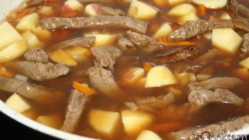 летнее рагу с говядиной и печеными овощами с ароматом дымка