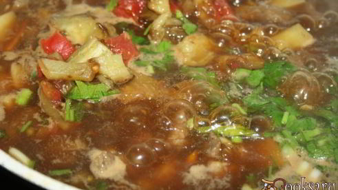 летнее рагу с говядиной и печеными овощами с ароматом дымка