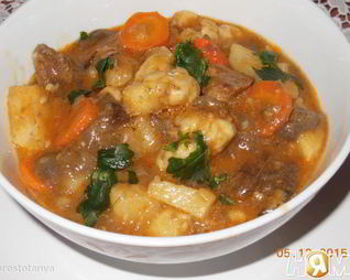 Мясное рагу с сырными клецками