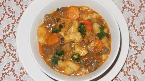 мясное рагу с сырными клецками