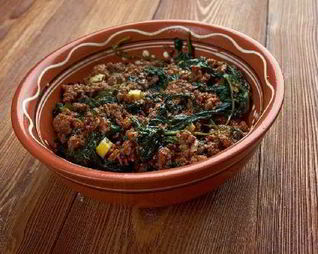 Мясное рагу со шпинатом