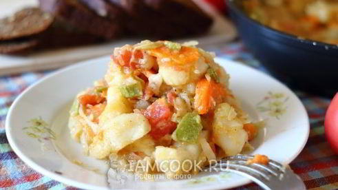 овощное рагу из кабачков, картошки и капусты