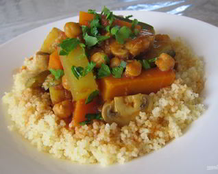 Овощное рагу с грибами и кускусом