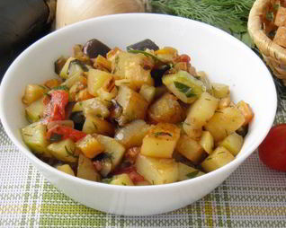 Овощное рагу с кабачками, баклажанами и картофелем