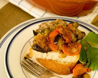 Овощное рагу с мясным фаршем и баклажанами в духовке