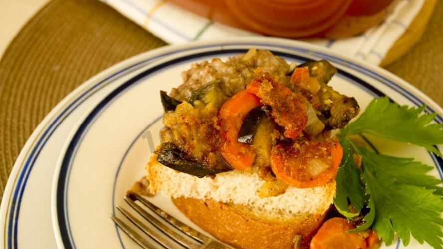Рецепт овощное рагу с мясным фаршем и баклажанами в духовке