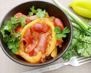 Овощное рагу с острыми колбасками