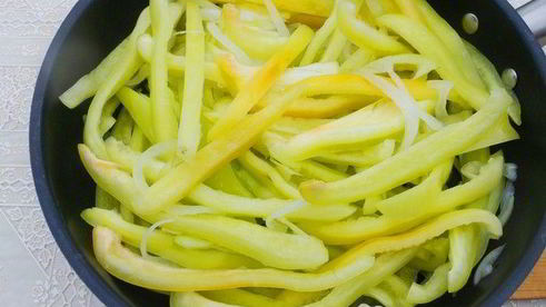 овощное рагу с острыми колбасками