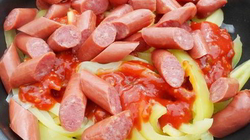 овощное рагу с острыми колбасками