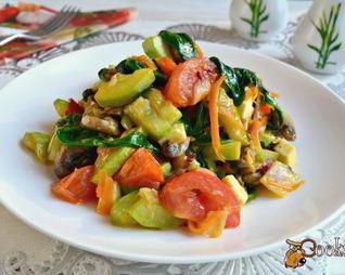 Овощное рагу со шпинатом, грибами и брынзой на сковороде