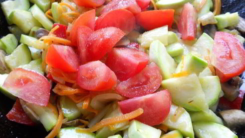 овощное рагу со шпинатом, грибами и брынзой на сковороде