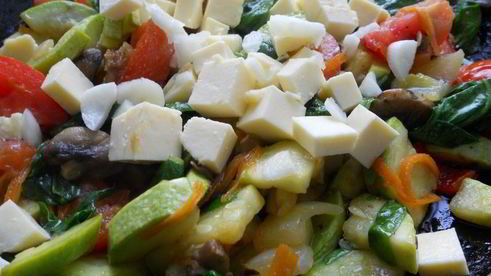 овощное рагу со шпинатом, грибами и брынзой на сковороде