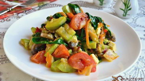 овощное рагу со шпинатом, грибами и брынзой на сковороде