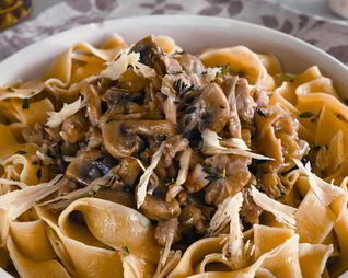 Папарделле с соусом-рагу из курицы