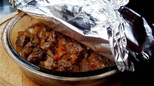 рагу из говядины с подливой, запеченное под фольгой homequeen