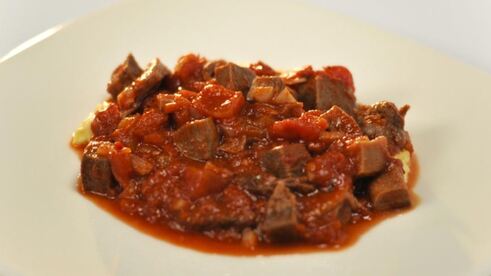 рагу из говяжьего языка и хвоста с горчичным пюре