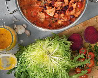 Рагу из курицы со свекольным карри