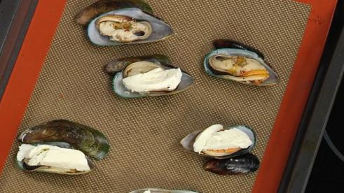 рагу из мидий с пряными томатами и мидии, запеченные под сыром моцарелла