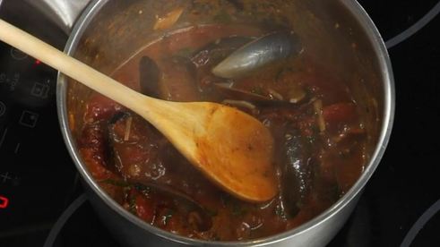 рагу из мидий с пряными томатами и мидии, запеченные под сыром моцарелла