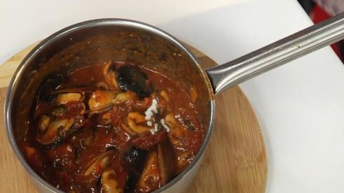 рагу из мидий с пряными томатами и мидии, запеченные под сыром моцарелла