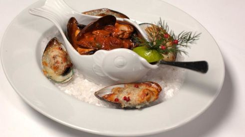 рагу из мидий с пряными томатами и мидии, запеченные под сыром моцарелла