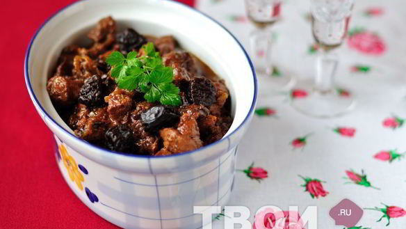 Рецепт Рагу из свинины с черносливом и портвейном в мультиварке