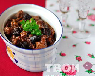 Рагу из свинины с черносливом и портвейном в мультиварке