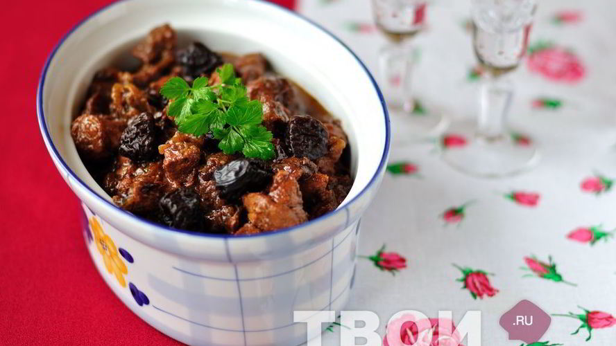 Рецепт рагу из свинины с черносливом и портвейном в мультиварке