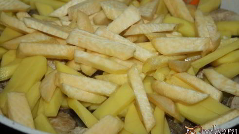 рагу со свининой, говядиной, картофелем и репой