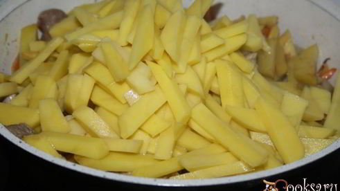 рагу со свининой, говядиной, картофелем и репой