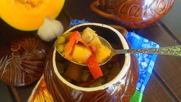 Рецепт Рагу со свининой и тыквой в горшочках