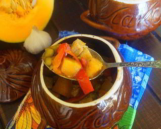 Рагу со свининой и тыквой в горшочках