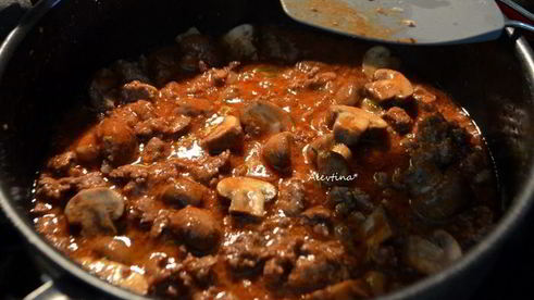 рагу ягненка с грибами и пастой