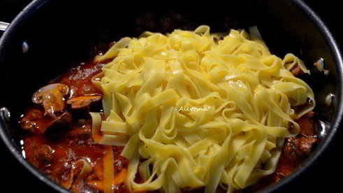 рагу ягненка с грибами и пастой