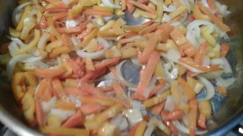 солнечное рагу с курицей, тыквой и сливами