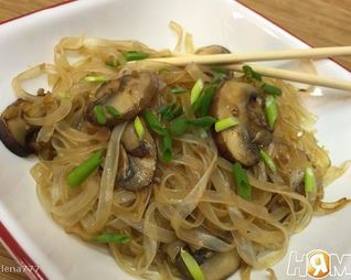 Рисовая лапша с грибами по-тайски