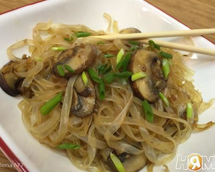 Рисовая лапша с грибами по-тайски