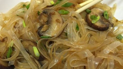 рисовая лапша с грибами по-тайски